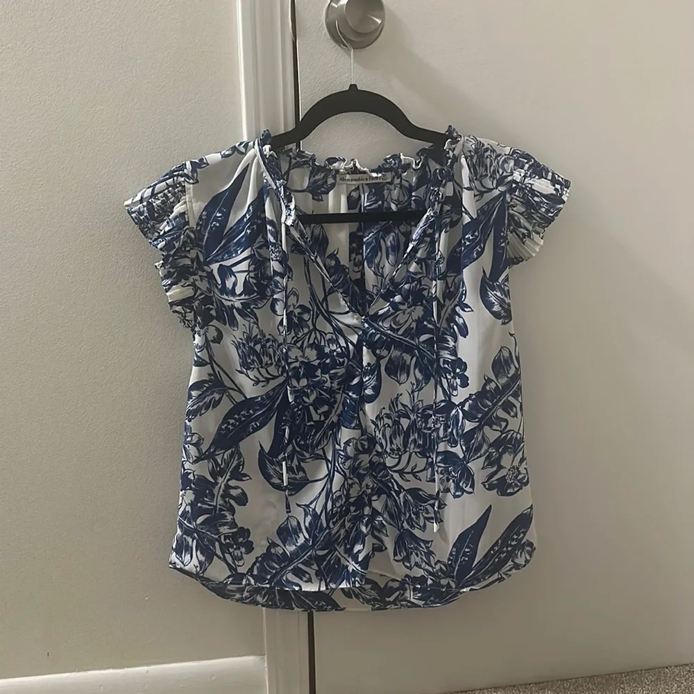 Abercrombie Ruffle Angel Sleeve Blouse Top - Size XS - Picture 2 of 5